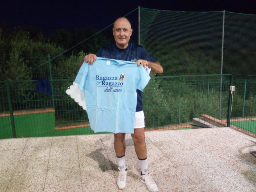 Tutti i partecipanti hanno ricevuto la maglia ufficiale del concorso di bellezza "Ragazza e Ragazzo dell'Anno". In foto Ciccio Patti